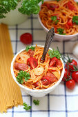 Spaghetti mit Tomaten, Wurst und Knoblauch