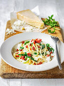 Linguine mit getrockneten Tomaten, Gorgonzola, blanchiertem Rucola und Parmesan