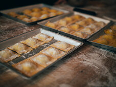 Selbst gemachte Ravioli auf Backblech