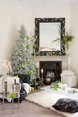 Weihnachtlich dekoriertes Wohnzimmer in Schwarz, Weiß und Grün
