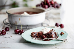 Schokoladenkuchen mit Kirschen und Cognac