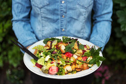 Summer bread salad with lentils, peaches and mint