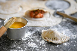 Selbstgemachte Piroggen mit Eigelb bestreichen