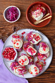 Canapés mit Ziegenkäse, Birne und karamellisierten Zwiebeln