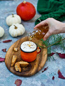 Pumpkin Spice Latte mit Sirup beträufeln