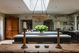 Alter französischer Bauernhaustisch, Kücheninsel mit Marmorplatte und antiker Schrank in großer Küche