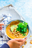 Thailändische Curry-Butternusskürbissuppe im Schälchen