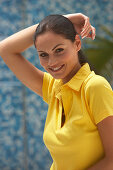 Junge brünette Frau im gelben Poloshirt