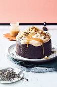 weiße Schokoladen-Fudge-Torte mit Tahinicreme