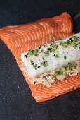 Rohes Lachsfilet mit Garnelencreme und Kabeljaufilet belegen