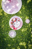 Weiße Fondanttorte mit Beeren und Zuckerschrift als Gesicht verziert