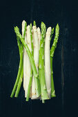 A bunch of white and green asparagus