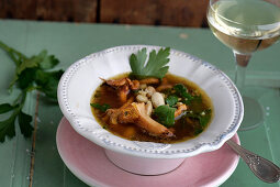 Mandelsuppe mit Sherry und Pilzen (Spanien)