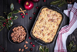 Weihnachtlicher Crumble mit gebrannten Mandeln (Aufsicht)