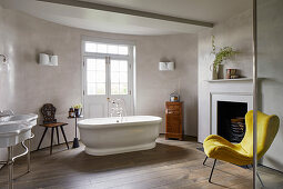 Gelber Sessel im klassischen Bad mit geschwungener Wand