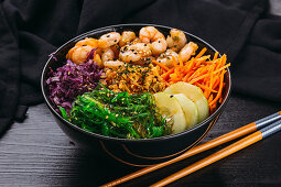 A poke bowl with prawns, algae and vegetables (Asia)