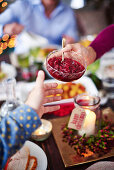 Cranberrysauce in Schälchen wird weiter gereicht am Tisch