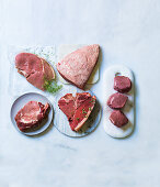 Verschiedene Steaksorten (Sirloin, Picanha, Rinderfilet, T-Bone-Steak und Ribeye)