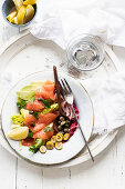 Geräucherter Forellensalat mit Kapern