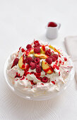 Pavlova mit Himbeeren und Pflaumen