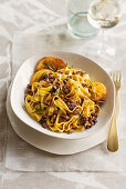 Tagliatelle mit Portwein-Orangen-Entenragout und Rosmarin