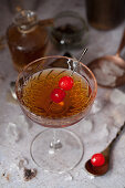 Ein Manhattan-Cocktail garniert mit Maraschinokirschen