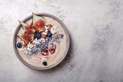 Blaubeer-Bananen-Smoothie-Bowl garniert mit Feigen und Kokos