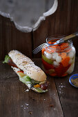 Käsekrainer-Sandwich mit Mixed Pickles
