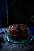 Schokoladenkuchen mit Schokoladen-Buttercreme und Schokoladenstreuseln