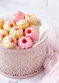Zitronen-Joghurt-Minigugelhupf mit weisser und rosafarbener Zuckerglasur