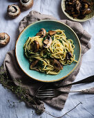 Spaghetti mit Kokos-Spinat-Sauce und braunen Champignons (vegan)