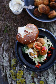 Laugenbrötchen mit Weisswurst