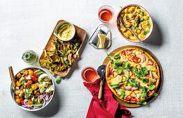Italienische Gerichte, Panzanella, Pizza, Gnocchi und Gemüsechips