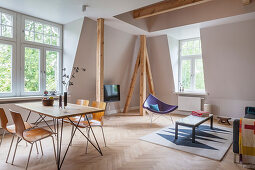 Essbereich und Lounge mit Holzstütze in offenem Wohnraum