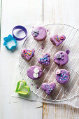 Cake Bites: Ausgestochenes Sandkuchengebäck mit violetter Zuckerglasur