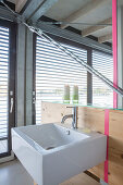 Modernes Hausboot: Schlichtes Bad mit Waschbecken und Spiegel