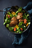 Gebratene Mock Duck (vegane Ente auf Seitanbasis) auf Salat
