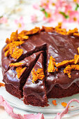 Schokoladenkuchen mit Ganache und Honeycomb
