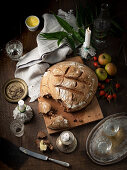 Stillleben mit Brot, Butter, Obst und Kerzen