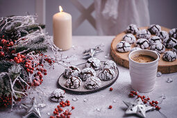 Weihnachtliche Chocolate Crinkle Cookies mit Puderzucker
