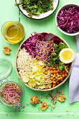 Vegane Buddha Bowl mit Reis, Kichererbsen, Kohl und Rote-Bete