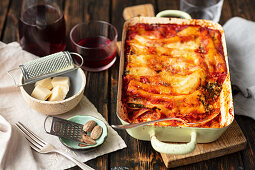 Cannelloni mit Spinat-Fetafüllung und Tomatensauce in Auflaufform
