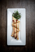 Samosas with tamarind chutney (India)