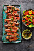 Ribeye-Steaks mit Chimichurri aus Argentinien und kreolischem Salat