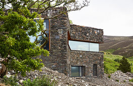 Modernes Architektenhaus fügt sich in die Landschaft