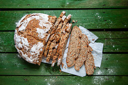 Karotten-Sauerteigbrot mit Kürbiskernen und chwarzem Sesam