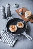 English Muffins und gekochtes Ei zum Osterfrühstück