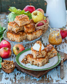 Apfel-Blondies mit Walnüssen, serviert mit Schlagsahne und Karamellsauce