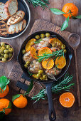 Olive chicken with tangerines and toasted bread