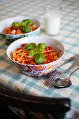 Spaghetti mit Tomatensauce, Mozzarella und Basilikum